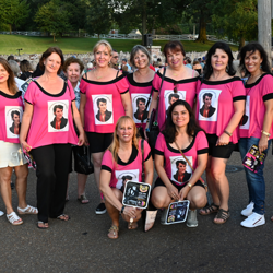 Fans create their own tributes to the king at the vigil.